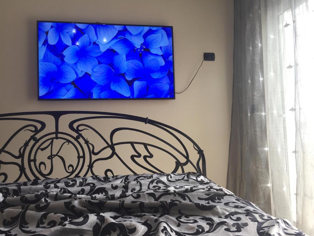 Royal King And Queen For Luxury Life Apartment