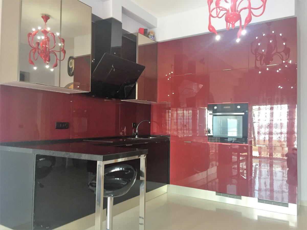 Royal King And Queen For Luxury Life Apartment
